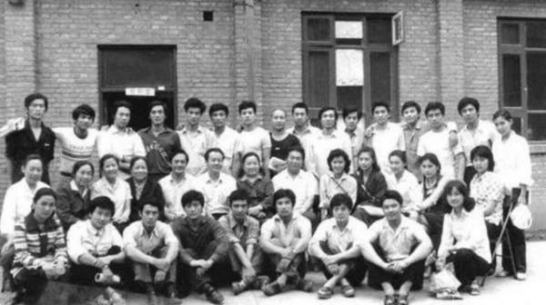 周裡京的痛心往事：事業最巔峰時，妻子在家遇害，成為他一生的痛