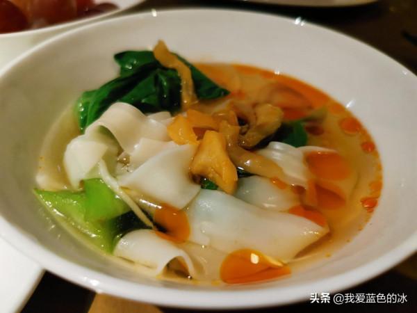 在北京入住的一家酒店的行政酒廊裡，欣賞故宮景色的晚餐