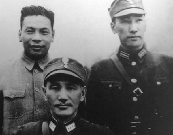 蔣緯國回憶：在大陸時，一位少將與上校向他下跪的經歷