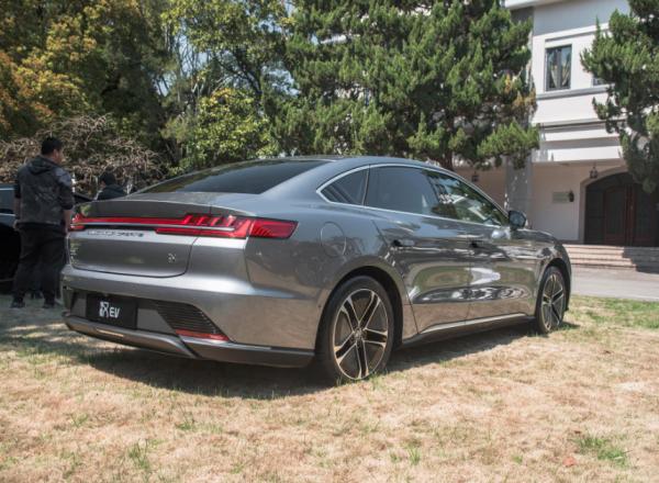 想氣派，這4款純電中大型轎車也值得選，極狐阿爾法S領銜