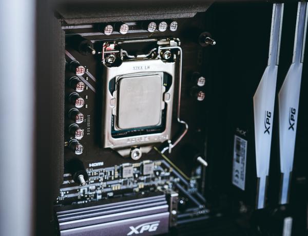 能壓住不關AVX512的i7 11700K!這款喬思伯水冷的秘訣是RGB水管? 能壓住不關AVX512的i7 11700K!這款喬思伯水冷的秘訣是RGB水管?