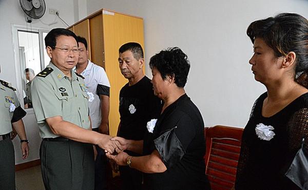 22歲軍人抗洪犧牲，8位國家將軍送行，戰友替其盡孝看望英雄父母