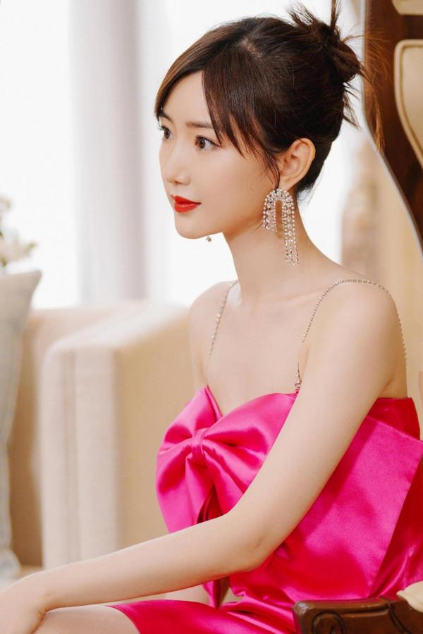 毛曉彤可以是甜美可愛的鄰家妹妹,也可以是主宰舞臺的霸氣女王 毛曉彤可以是甜美可愛的鄰家妹妹,也可以是主宰舞臺的霸氣女王