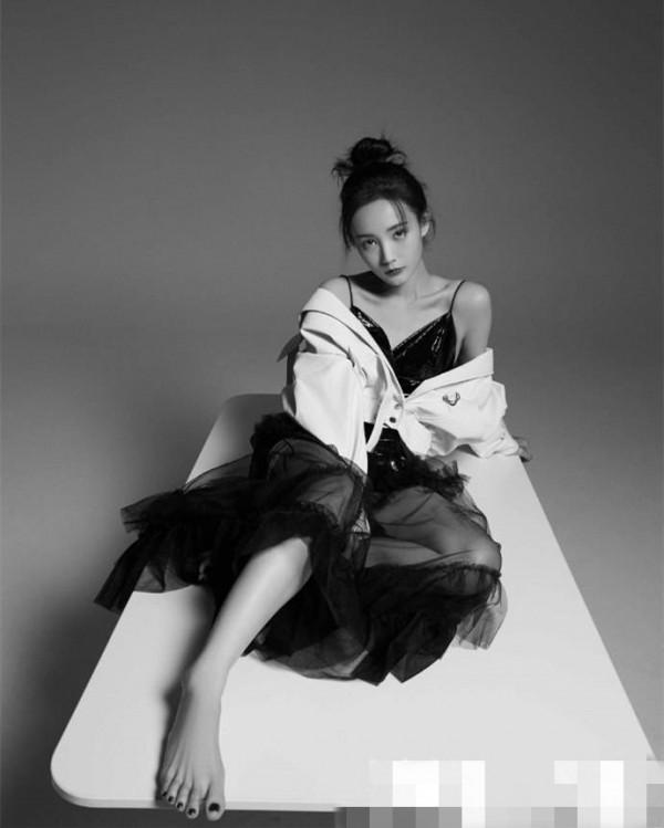 李一桐太甜美了，一身打扮盡顯完美身材，網友：嬌嫩似大一新生