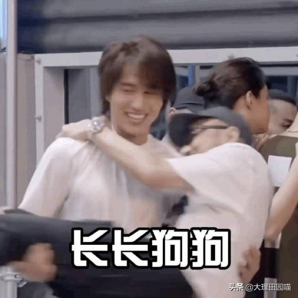 “長長狗狗”的言承旭和熱狗