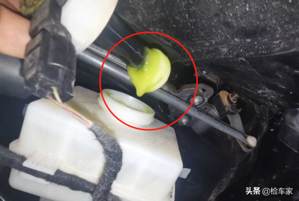 這輛寶馬X6給了錢不敢開走，拆開內飾買家看傻眼，網友：上頭了