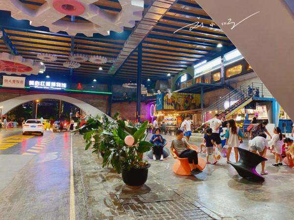 重慶汽博中心旁邊有個“紅酒廣場”，好看又好玩，已成網紅打卡點