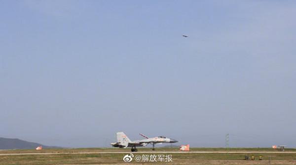 海軍航空大學某特裝大隊開展艦載戰鬥機著陸引導保障訓練