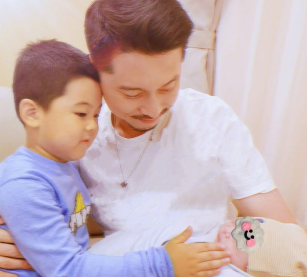 36歲李小萌曬懟臉照！產後兩個月娃娃臉仍少女，二胎兒子側顏可愛