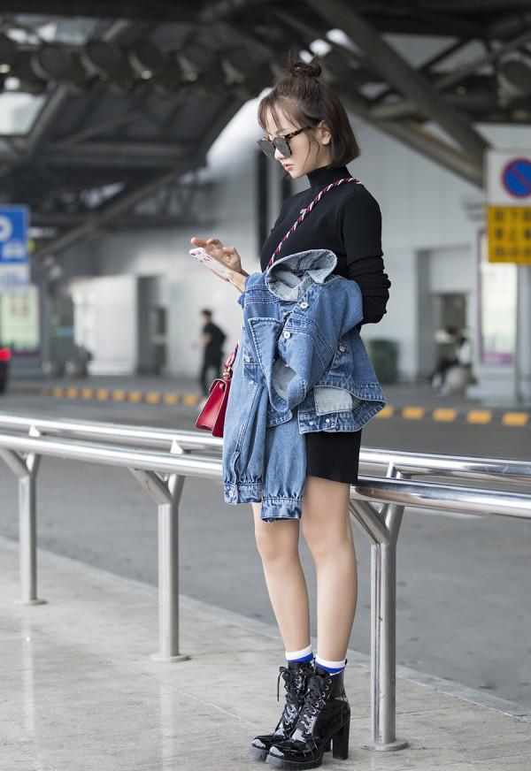 楊蓉年近40也高調了，抹胸裙穿成半身裙，配一字帶高跟鞋好霸氣