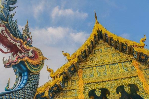 泰國山姆普蘭寺雖刻意低調，遊客們還是蜂擁而至，因一座特殊的樓