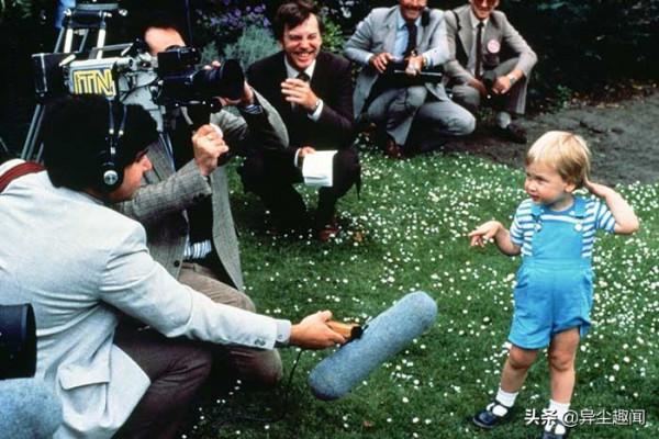 11張英國皇室成員在家的搞笑照片,女王的表情太幽默了 11張英國皇室成員在家的搞笑照片,女王的表情太幽默了