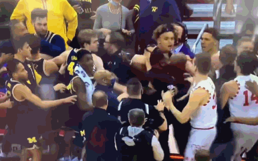 全美熱搜第一！49歲霍二叔猛扇助教頭部引大沖突，姚明前隊友怒了