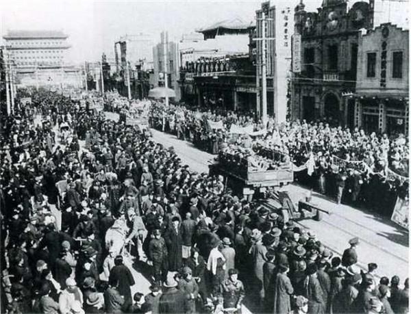 1947年蔣介石秘訪延安，坐矮凳睡毛主席的窯洞，那晚他徹夜未眠