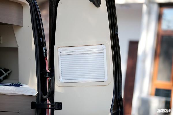 不懼限高！美女初體驗高度只有2米4的宇通福特B型房車