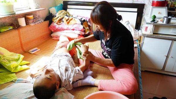 早產兒出生時體重僅重2斤8兩,因患重症遭父母遺棄,奶奶捨命相救 早產兒出生時體重僅重2斤8兩,因患重症遭父母遺棄,奶奶捨命相救