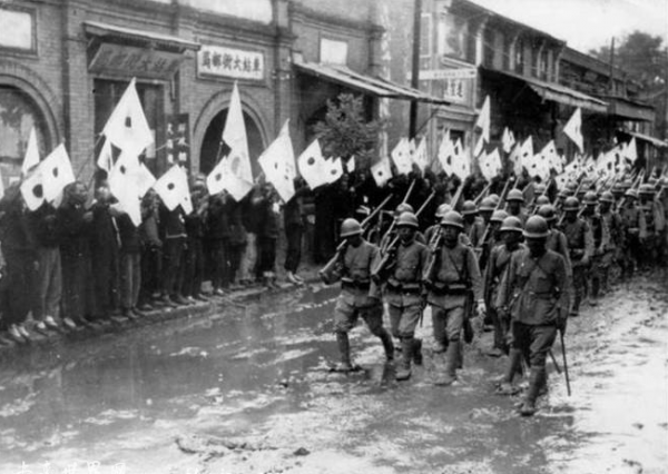 《奇襲白虎團》原型莫崇碧：不顧安危搭人橋，如今享受什麼待遇？