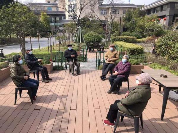 老年人為啥摔一跤就骨折？50歲後，2種肉請捨得吃，讓骨骼更健康