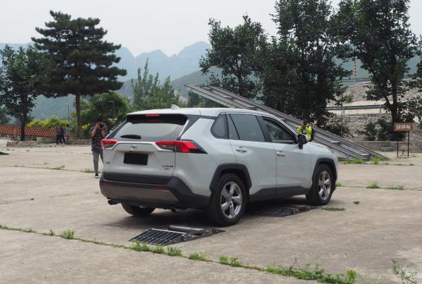 越野真較量，哈弗大狗和RAV4榮放究竟誰更“野”？