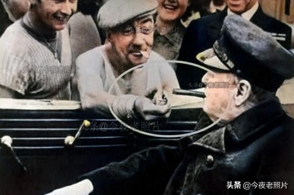 罕見照：小販給丘吉爾點雪茄，德軍與女友換裝，百年前的日本浴場
