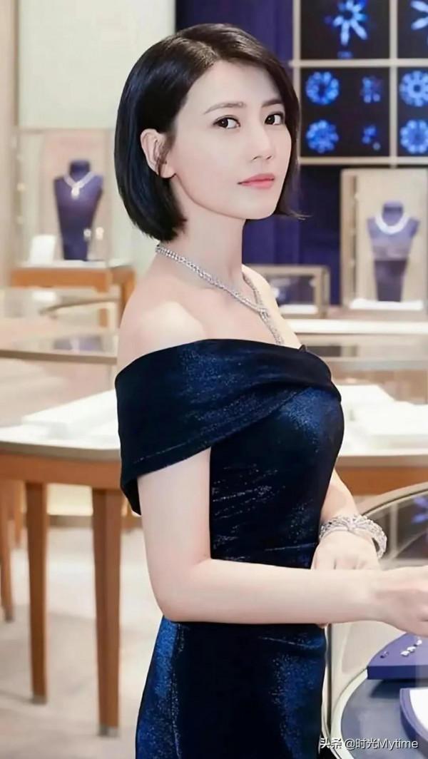 滿目春光桃李綻，詩音雅苑韻弦逍