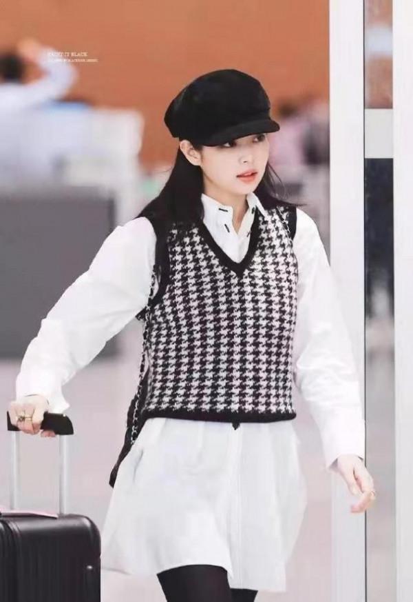 李小萌年後首秀，產後50天肚子平坦，抱著兒子親髮際線卻搶鏡