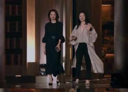 董卿整體氣質不如詠梅，自然臉很真實一點不裝，穿的隨意又灑脫