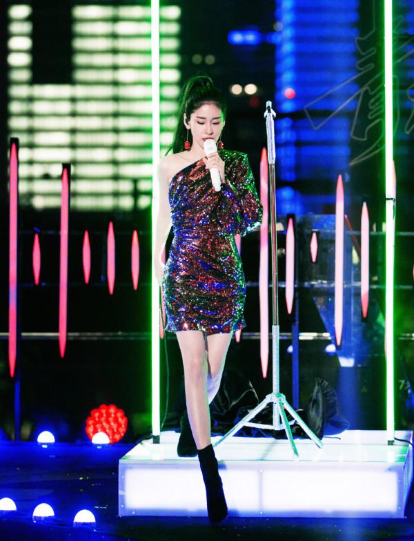 張碧晨變身冷豔女王,穿亮片裙露出半個肩膀,彷彿就是為舞臺而生 張碧晨變身冷豔女王,穿亮片裙露出半個肩膀,彷彿就是為舞臺而生