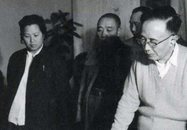 泰山上的“蟲二”兩字是什麼意思？郭沫若的解釋讓人茅塞頓開