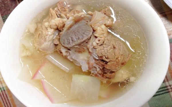 燉大骨頭湯，牢記&quot;2不放&quot;的訣竅，湯汁濃白不油膩，營養全保留