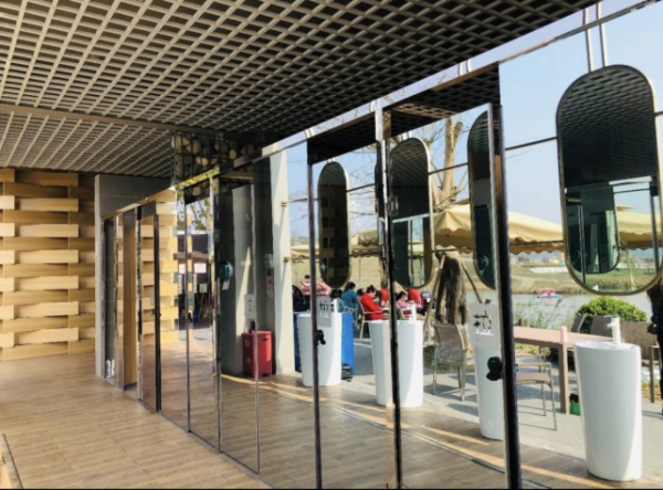 景區驚現“開放式”廁所!男女共用,無任何遮擋物,網友:不敢 景區驚現“開放式”廁所!男女共用,無任何遮擋物,網友:不敢