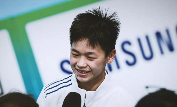 口碑和作品俱佳的導演是嬋妹的迷弟，半蹲下來激動和嬋妹拍照留念