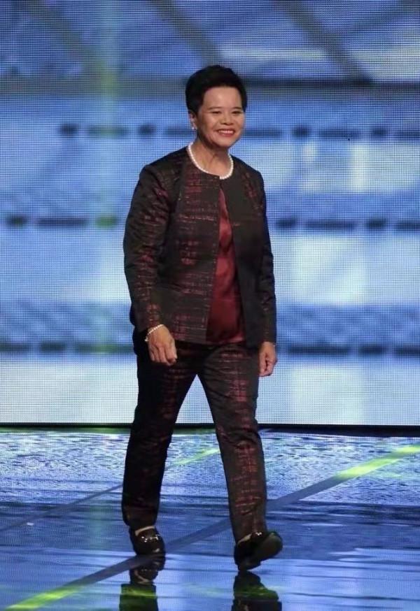 端茶倒水28年獲金像獎，成龍劉德華為她站臺，打工人蓮姐太厲害