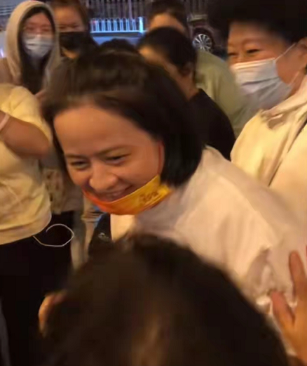 岳雲鵬老婆帶女兒去德雲社,化淡妝戴名牌耳環,遭粉絲圍觀人氣高 岳雲鵬老婆帶女兒去德雲社,化淡妝戴名牌耳環,遭粉絲圍觀人氣高