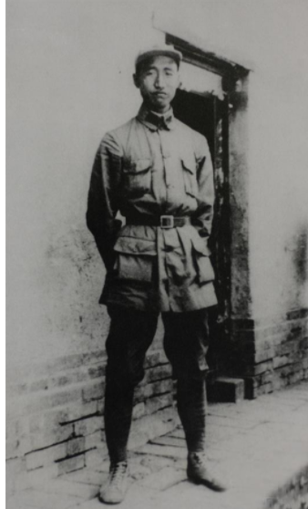 抗戰時,衛立煌會見徐向前,笑言:好險,5年前差點被你活捉 抗戰時,衛立煌會見徐向前,笑言:好險,5年前差點被你活捉