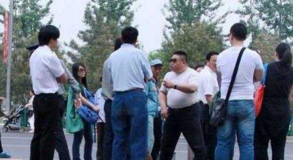 曾一次性喝27扎啤酒，因“翻譯官”一角走紅，劉金山如今怎麼樣了