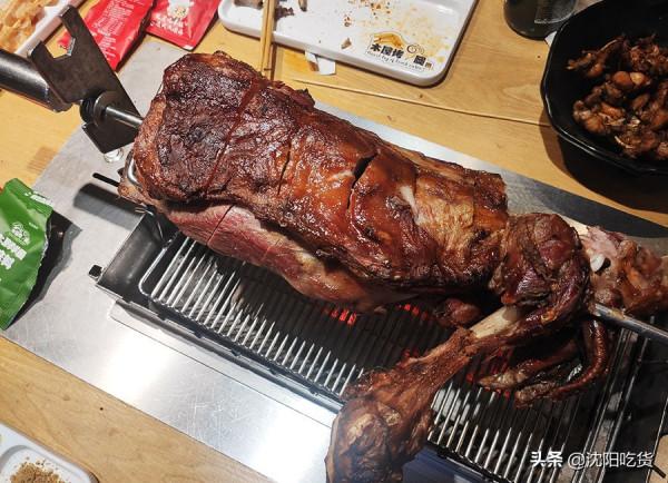 這頓飯至少4個人才能吃,一個腿不知不覺就沒了,蘸蒜蓉辣醬真香 這頓飯至少4個人才能吃,一個腿不知不覺就沒了,蘸蒜蓉辣醬真香