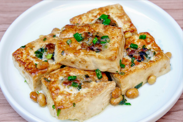 煎豆腐，切忌直接下油鍋，多做這2步，豆腐色澤金黃，不碎不粘鍋