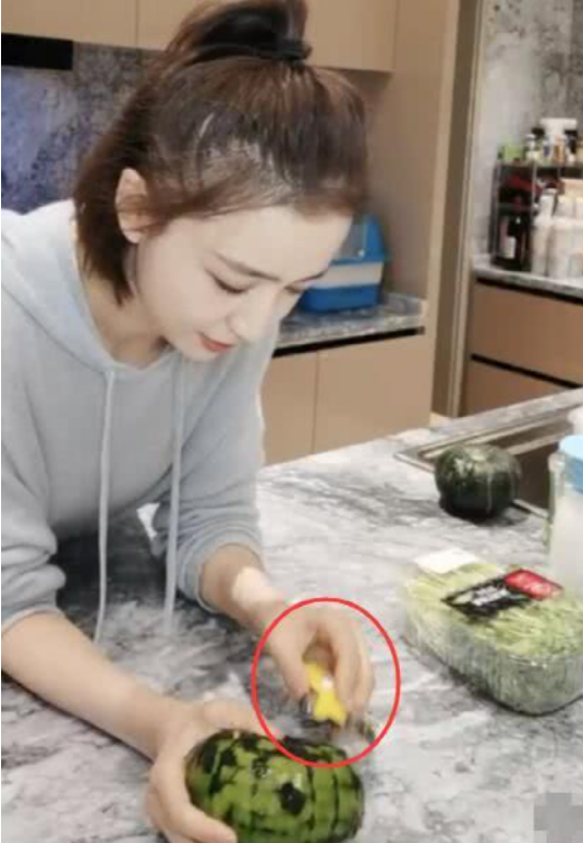 左撇子更聰明？娛樂圈的左撇子明星，其中5位都離婚了