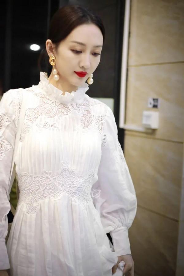 朱珠曬全家福,她的金耳環好搶鏡 朱珠曬全家福,她的金耳環好搶鏡