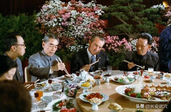 周恩來昏迷後被轉移至香港,醒來時見到一姑娘,旁人:她是你“太太” 周恩來昏迷後被轉移至香港,醒來時見到一姑娘,旁人:她是你“太太”