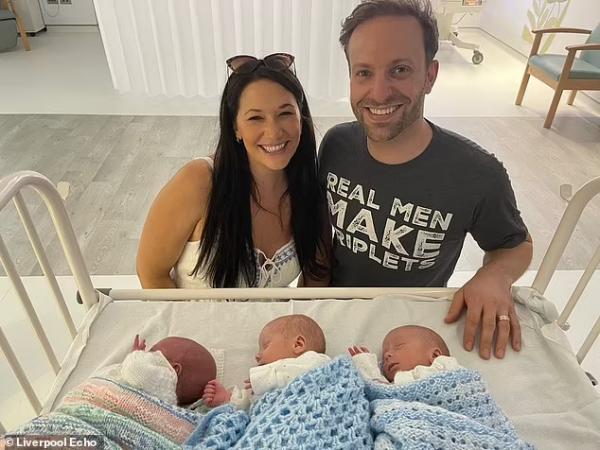 英國媽媽生下同卵三胞胎,自然懷孕的機率僅為兩億分之一 英國媽媽生下同卵三胞胎,自然懷孕的機率僅為兩億分之一