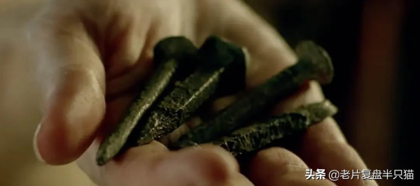 用&OpenCurlyDoubleQuote;人物傳記&rdquo;的方式開啟《加勒比海盜》，電影終於看明白了