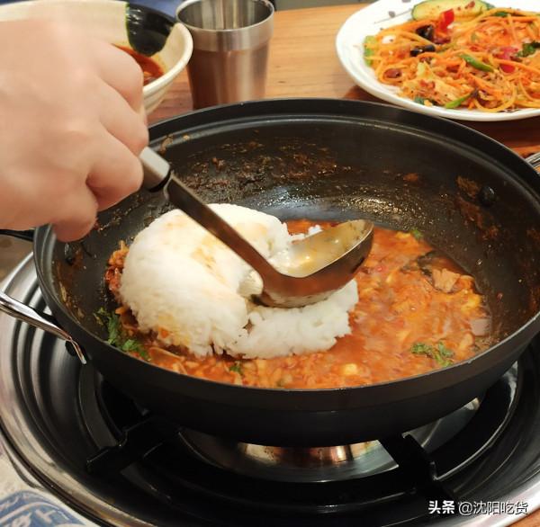 吃脊骨土豆鍋的精華不在於啃骨頭，而是最後的鍋底炒飯