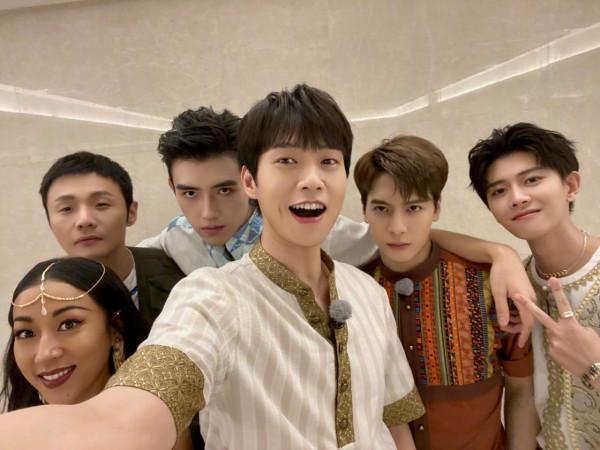 王嘉爾，魏大勳同框，笑料不斷！帥哥都是有趣的