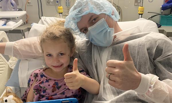 麻省6歲女孩打碎玻璃杯後呼吸不暢,父母第一反應是拼好玻璃碎片 麻省6歲女孩打碎玻璃杯後呼吸不暢,父母第一反應是拼好玻璃碎片