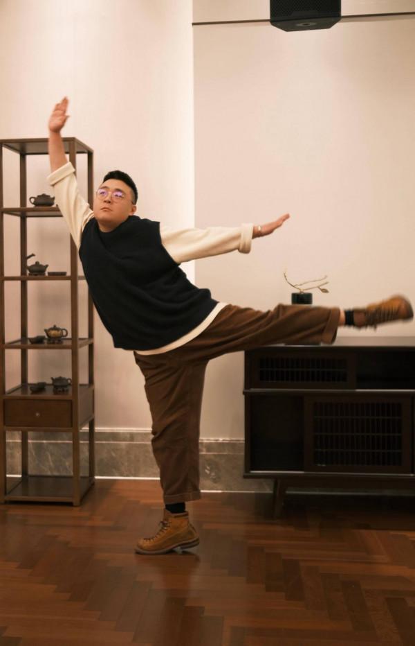 郝劭文：3歲出道10歲片酬千萬，身家卻被父母敗光，只能打工還債