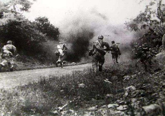 志願軍排長走路不小心摔進一個大坑，一看之下大喜：趕快下來抓人