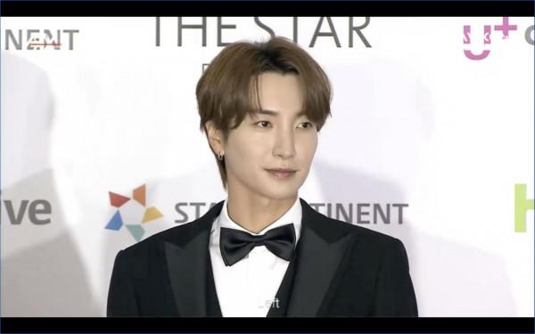 AAA紅毯/SJ利特「標準防疫」戴口罩受訪 車銀優換2套帥炸登場 AAA紅毯/SJ利特「標準防疫」戴口罩受訪 車銀優換2套帥炸登場