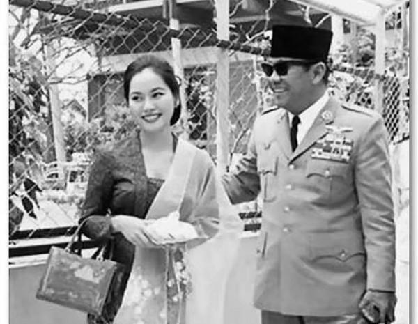 58歲印尼總統看上19歲日本藝伎,3年後,將其娶回家當四房老婆 58歲印尼總統看上19歲日本藝伎,3年後,將其娶回家當四房老婆